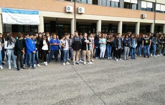 Caro Operai Contro, i lavoratori della Daneco di Catanzaro “oltre ad avanzare tre mensilità più la quattordicesima, sono carenti dei ticket mensa da quasi tre anni, con fondo fasda e previambente non versati e cessione del quinto trattenuto in busta paga ma non versato alla società finanziaria, che può rivalersi anche sul lavoratore causando un ulteriore danno. Preoccupanti sono anche le condizioni dell’impianto, che secondo le notizie riferiteci, per un guasto ad un nastro trasportatore il ciclo della differenziata è bloccato, causando quindi accumuli di decine di tonnellate di rifiuti differenziati nel piazzale della discarica con relative esalazioni che […]