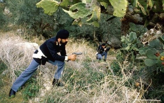 Redazione di Operai Contro, La strage nel Foggiano ha rilanciato l’allarme sulla criminalità organizzata pugliese, e sul modo di combatterla. Da Pino Gesmundo (segretario Cgil Puglia) e da Maurizio Carmeno (segretario Camera del Lavoro di Foggia) viene un appello a rafforzare gli strumenti dell’antimafia nella regione, cominciando col creare una sezione Direzione distrettuale antimafia in Capitanata. Una volta il regno sabaudo invio i bersaglieri. Fu un massacro di poveri cristi. Negli anni 50 la DC rafforzo la celere. Per i braccianti furono morti e manganellate. Ora la CGIL scopre la legalità. Più polizia, più sicurezza Ma come risolverà la […]