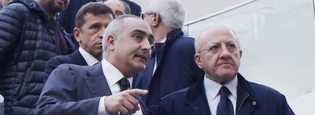 Caro Operai Contro, mentre dilaga la schiavitù del lavoro salariato come denunciavi in un articolo dell’altro ieri, i dirigenti della sanità della Campania avranno un aumento annuo dai 10 mila ai 15 mila euro, deciso dal governatore De Luca insieme alla sua giunta di centrosinistra. De Luca si è giustificando dicendo che, dirigenti di rango inferiore hanno uno stipendio più alto dei loro diretti superiori. Come dire che “l’anomalia” è stata commessa prima, adesso bisogna porvi rimedio. Così i dirigenti della sanità campana potranno veleggiare con un reddito annuo fino a 154 mila euro, questo è il tetto prefissato. […]