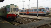 Caro Operai Contro, che il caldo deformasse i binari pregiudicando la sicurezza della ferrovia non si era mai sentito. Probabilmente il caldo influisce negativamente sulla testa di chi va scrivendo ciò. Oppure si vuole solo tacere le responsabilità del governo Gentiloni e compari, sullo stato pietoso delle ferrovie italiane, dovuto ai tagli del personale e alla mancata manutenzione. Alla faccia di “Freccia rossa” e di “Italo”, i pendolari continuano a viaggiare su carri bestiame con tariffe in rialzo. I macchinisti hanno avuto l’ordine di non superare i 50 km orari, e alla faccia della tecnologia, rilevano che “ad occhio […]