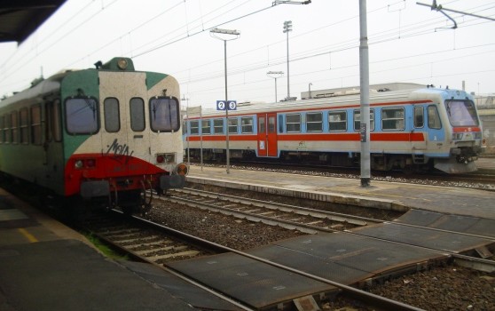 Caro Operai Contro, che il caldo deformasse i binari pregiudicando la sicurezza della ferrovia non si era mai sentito. Probabilmente il caldo influisce negativamente sulla testa di chi va scrivendo ciò. Oppure si vuole solo tacere le responsabilità del governo Gentiloni e compari, sullo stato pietoso delle ferrovie italiane, dovuto ai tagli del personale e alla mancata manutenzione. Alla faccia di “Freccia rossa” e di “Italo”, i pendolari continuano a viaggiare su carri bestiame con tariffe in rialzo. I macchinisti hanno avuto l’ordine di non superare i 50 km orari, e alla faccia della tecnologia, rilevano che “ad occhio […]