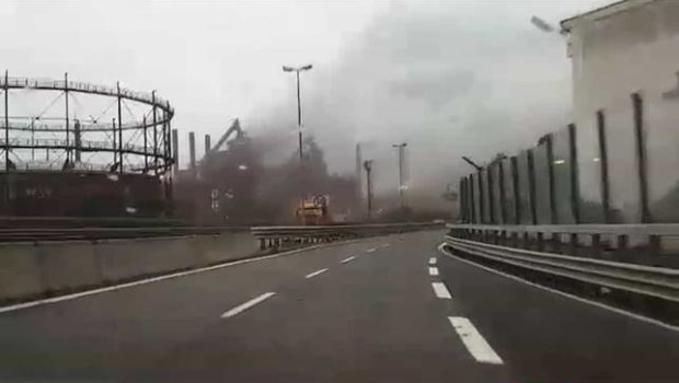 Caro Operai Contro, dalla Ferriera di Trieste continuano a uscire i veleni della produzione. Figuriamoci gli operai che in Ferriera ci lavorano cosa sono costretti a respirare tutti i giorni. La cronaca riporta le dichiarazioni, le competenze degli organi preposti, le misure, i risultati, “il mancato rispetto degli obiettivi” ecc. ecc. Un’attenzione certosina viene posta fuori dalla fabbrica, invece in nome dell’inviolabilità della proprietà privata, niente viene reso noto pubblicamente sulla condizione di sicurezza e salubrità dentro la fabbrica. Sindacato e Rsu si tengono per loro i dati sulla prevenzione in fabbrica, anche loro fedeli alla tesi della privacy […]