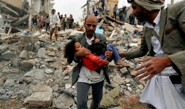 Redazione di Operai Contro, le bombe che l’Italia vende all’arabia saudita uccidono. I principi arabi ringraziano i padroni italiani. Un giovane DAL CORRIERE La sua foto non ha fatto, come si dice, il giro del mondo: Buthaina Mohammad Mansour, 4 o 5 anni, piedi scalzi e occhi socchiusi, è in braccio a un uomo con la giacchetta e le scarpe impolverate, un anonimo soccorritore che la sta portando via dalle macerie della sua casa di Sana’a, la capitale dimenticata del dimenticato Yemen. Una bomba sganciata da un aereo saudita ha distrutto il palazzo nella notte del 26 agosto. La […]