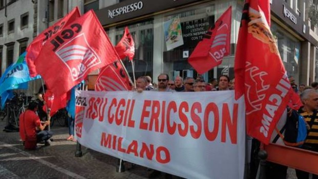 Caro Operai Contro, penso che ad Assago e in altre città dove ci sono fabbriche Ericsson, debbano scendere in lotta per solidarietà anche le altre fabbriche, come hanno fatto a Genova e come giustamente hai messo in rilievo pubblicando l’articolo. Finora i lavoratori Ericsson di Assago sono scesi in piazza determinati. Devono essere affiancati dagli operai di altre fabbriche. In questo modo gli operai saranno molto più forti nell’opporsi ai licenziamenti e agli attacchi del padrone. Sosteniamo gli operai che lottano, se il sindacato non dichiara gli scioperi, delegittimiamo delegati e funzionari. Il sindacalismo operaio deve rimuovere fino in […]