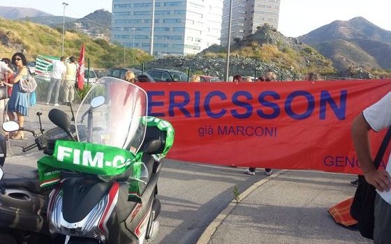Redazione di Operai contro, Finalmente fronte comune degli operai contro i licenziamenti. Sono di nuovo in sciopero, dopo la grande mobilitazione nazionale della scorsa settimana, gli operai di Ericsson a Genova. Da stamattina (2 agosto) stanno manifestando con il sostegno di altri lavoratori delle aziende metalmeccaniche del parco tecnologico degli Erzelli per respingere i licenziamenti della multinazionale svedese. Quarantaquattro già licenziati a Genova (ma un’altra ventina sono già avvertiti che la scure si abbatterà anche su di essi), e 204 nelle altre sedi italiane del gruppo. Gli operai stanno bloccando gli accessi alle due rotonde invitando i colleghi a non […]