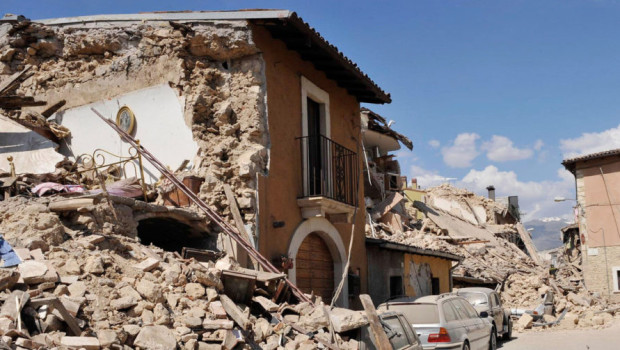 Redazione di Operai Contro, i servi dei padroni pensano di poter dire quello che vogliono al servizio dei padroni.  “La rimozione delle macerie è uno degli argomenti importanti del percorso di ricostruzione, è un segnale indispensabile per guardare al futuro”. Lo ha detto il premier Paolo Gentiloni nella sua visita alla frazione di Piedilama, ad Arquata del Tronto, dove oggi sono state inaugurate 16 casette per i terremotati. “L’obiettivo di queste visite – ha aggiunto – è da una parte dare atto al lavoro che si sta facendo da una decina di giorni da parte del genio dell’Esercito per […]