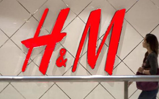 Redazione di Operai Contro, grande vittoria del padrone e dei Filcams Cgil, Fisascat Cisl e Uiltucs Uil. Il padrone avrà i licenziamenti che voleva. I sindacalisti hanno salvato l’occupazione. Stabilito un incentivo all’autolicenziamento più altri bonus legati all’anzianità e ai carichi familiari, al fine di ridurre l’impatto sociale. Grazie sindacalisti grazie Un dipendente H&M  