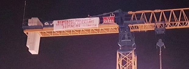 Solidarietà ai licenziati hitachi. La motivazione che vi ha spinto a salire su di una gru è la stessa che otto anni fa aveva spinto quattro nostri operai della Innse a salire sul carro ponte. La nostra protesta sulla gru era determinata dal fatto di bloccare lo smontaggio del macchinario, la vostra protesta oggi è contro quattro licenziamenti discriminatori e infami. La nostra protesta riuscì nell’impresa bloccare lo smontaggio del macchinario, oggi, la vostra protesta sulla gru a più di 40 metri di altezza siamo sicuri che otterrà il ritiro dei licenziamenti. A distanza di otto anni stiamo ancora […]