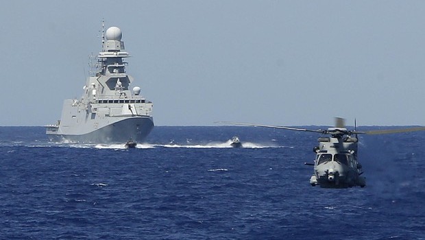 Il codice di condotta per le ong che operano nel Mediterraneo “mette a rischio la vita di migliaia di persone e costituisce un attacco senza precedenti ai principi che ispirano il lavoro delle organizzazioni umanitarie”: Emergency, impegnata da anni nell’assistenza a migranti, profughi e sfollati sia in Paesi in guerra che in Italia, pur non essendo attualmente coinvolta in operazioni di ricerca e salvataggio in mare, ritiene “inaccettabile” il Codice imposto dall’Italia alle ong e critica fortemente anche la decisione di Roma di inviare navi militari in Libia, che in una newsletter definisce “un atto di guerra contro i […]