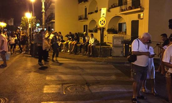 Caro Operai Contro, a Ischia chi voleva imbarcarsi per non rischiare di restare sotto il terremoto, non poteva farlo, bisognava avere la prenotazione o fare il biglietto. Il governo Gentiloni ha passato ogni limite! Le Capitanerie di Porto hanno messo a disposizioni le navi per l’evacuazione preventiva, ma chiedevano il biglietto perché la cosidetta “Protezione Civile”, e il governo Gentiloni, hanno pensato di fare cassa su chi scappava dal terremoto, per lasciare l’isola bisognava fare il biglietto. Ecco una testimonianza riportata da Corriere.it: “Gaetano Di Vaio su Facebook scrive: «Vergogna ad Ischia. Stanotte la gente, a migliaia, nel panico […]