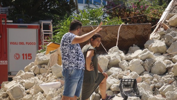 Redazione di operai Contro,  Angelo Borrelli, capo della protezione civile si chiede: “Come mai tanti danni da un sisma di magnitudo 4.0? C’è un discorso di specificità dell’isola d’Ischia che è in area vulcanica. Quello che però ho potuto vedere oggi è che molte costruzioni sono realizzate con materiali scadenti che non corrispondono alla normativa vigente, per questo alcuni palazzi sono crollati o rimasti danneggiati”. Dopo il terremoto dell’appennino, quel buffone di Renzi esponeva il progetto casa Italia. Renzi ci assicurava che grazxie a lui non sarebbe mai più capitato niente. La magistratura dovrebbe decidersi ad emettere un mandato […]