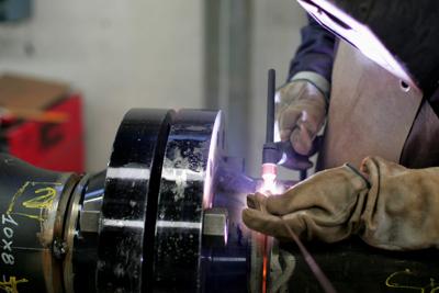 Caro Operai Contro, “corre la produzione industriale” titola l’Istat. Come mai? Per quale motivo? L’Istat raccoglie i dati necessari per spiegarlo, ma ci da in pasto solo quelli funzionali alla classe dominante. Prendiamo appunto la “crescita tendenziale del 5,3% della produzione industriale”. Come e perché c’è stata questa crescita? Facciamo alcune ipotesi. Sono rientrati operai dalla Cassa Integrazione? Ci sono stati più operai che hanno lavorato? Ci sono stati più operai che hanno lavorato su più turni? Hanno lavorato gli stessi operai facendo anche gli straordinari? Hanno lavorato meno operai ma con l’ausilio di un nuovi  macchinari? Hanno lavorato […]