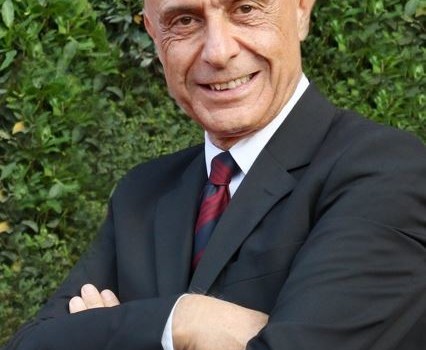 Redazione di Operai Contro, Minniti viene da lontano. Sottosegretario nel 1998 con il primo governo Dalema, da allora è stato sempre uomo di fiducia dei governi  dei padroni. Oggi Minniti è il ministro degli interni, osannato dal Pd alla lega. – Ha dato soldi ai mercenari libici di Tripoli – Ha fatto la guerra per eliminare le organizzazioni umanitarie dal Mediterraneo – Sgombera a manganellate gli emigranti da Roma. – Sgombera i presidi operai Minniti deve recuperare voti al Pd Gli operai non si faranno imbrogliare Un operaio