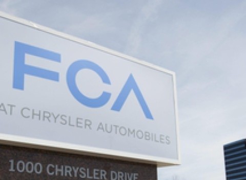 Redazione di Operai Contro, La Fca ha deciso nuovi periodi di cassa integrazione per i lavoratori dello stabilimento di Melfi (Potenza), dove si producono «Jeep Renegade» e «500X”. I cinque periodi di blocco della produzione andranno: – dalle ore 14 del 3 settembre alle 6 del 4; – dalle ore 6 dell’8 settembre alle 6 dell’11; – dalle ore 6 del 15 settembre alle 6 del 18; – dalle 6 del 22 settembre alle 6 del 25; – dalle ore 14 del 29 settembre alle ore 6 del 2 ottobre. La FIOM è preoccupata. Servono nuovi modelli di auto. […]