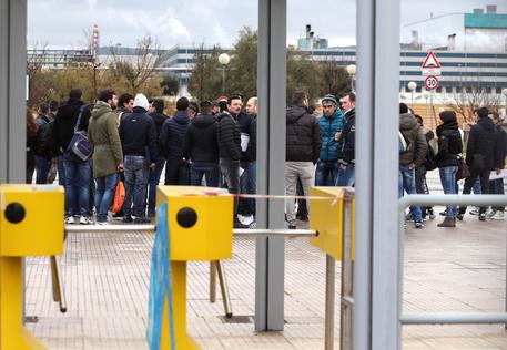 Redazione di Operai Contro, le statistiche sono ormai lo sport di tutti i servi dei padroni. Devono spingerci a sperare. Nell’ultima parte dell’anno si potrà contare su 123 mila nuovi occupati e 36 mila disoccupati in meno. Lo stima l’Ufficio studi della Cgia di Mestre sulla base dei dati previsionali Istat e Prometeia. il gap, rispetto al 2007 (anno pre-crisi), è enorme Rispetto a 10 anni fa, infatti, lo stock medio degli occupati nel secondo semestre di quest’anno sarà inferiore di 142.000 unità mentre i disoccupati saranno 1.447.000 in più. Un operaio veneto