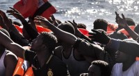 Redazione di Operai Contro, il governo Gentiloni vuole impedire alle ONG non governative di salvare i migranti dalla morte per annegamento nel mediterraneo. Dopo il via libera alla flotta italiana per contrastare gli imperialisti francesi, il governo dei padroni italiani dichiara guerra alle ONG non governative. Un lettore dalla repubblica ROMA – Non può accettare la presenza di armi sulle navi che soccorrono i migranti in mare, né il divieto dei trasbordi dalle proprie imbarcazioni a quelle ufficiali. Per questo Medici senza frontiere non ha firmato il codice delle Ong nell’ultima riunione convocata dal Viminale. “In nessun Paese in […]