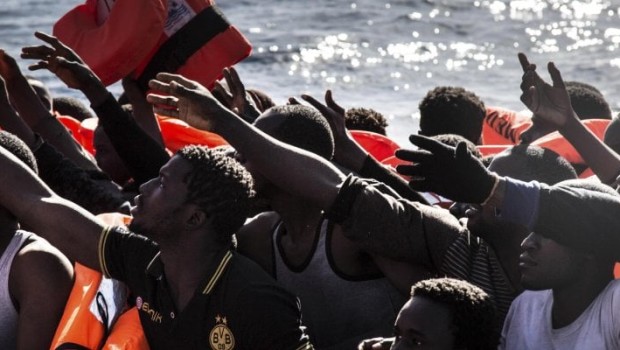 Redazione di Operai Contro, il governo Gentiloni vuole impedire alle ONG non governative di salvare i migranti dalla morte per annegamento nel mediterraneo. Dopo il via libera alla flotta italiana per contrastare gli imperialisti francesi, il governo dei padroni italiani dichiara guerra alle ONG non governative. Un lettore dalla repubblica ROMA – Non può accettare la presenza di armi sulle navi che soccorrono i migranti in mare, né il divieto dei trasbordi dalle proprie imbarcazioni a quelle ufficiali. Per questo Medici senza frontiere non ha firmato il codice delle Ong nell’ultima riunione convocata dal Viminale. “In nessun Paese in […]