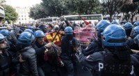 Redazione di Operai Contro, dopo le cariche della polizia ai rifugiati di Roma, iniziano le solite storie. Il capo della polizia afferma che ci sarà una indagine per individuare il funzionario di polizia che ha invitato i poliziotti a spezzare le braccia ai rifugiati. Il fatto quotidiano ci fa sapere che il dirigente che ha diretto la carica e lo stesso responsabile di altre cariche in tutta l’Italia Il Manifesto afferma che l’assenza della politica, Raggi, da il via alle violenze Se rivediamo la storia dello scontro dei padroni con i lavoratori, potremmo fare un lungo elenco di operai […]