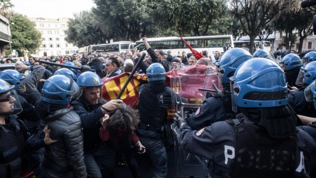 Redazione di Operai Contro, dopo le cariche della polizia ai rifugiati di Roma, iniziano le solite storie. Il capo della polizia afferma che ci sarà una indagine per individuare il funzionario di polizia che ha invitato i poliziotti a spezzare le braccia ai rifugiati. Il fatto quotidiano ci fa sapere che il dirigente che ha diretto la carica e lo stesso responsabile di altre cariche in tutta l’Italia Il Manifesto afferma che l’assenza della politica, Raggi, da il via alle violenze Se rivediamo la storia dello scontro dei padroni con i lavoratori, potremmo fare un lungo elenco di operai […]
