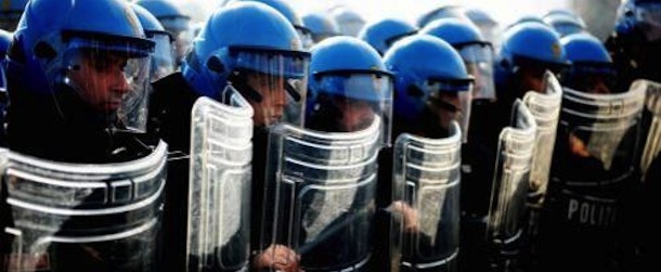 Redazione di Operai Contro, dopo lo sgombero dei profughi di piazza indipendenza a Roma, si sono innalzati  i lamenti della piccola borghesia: ” No alla violenza non si agisce così in democrazia”. I servi dei padroni dai giornali e dalle televisioni hanno continuato la litania della difesa della legalità:” I profugi si sono difesi”. Operai, i nostri picchetti e le nostre manifestazioni hanno conosciuto la violenza della polizia Operai, la violenza è la vera faccia della democrazia dei padroni. Operai non illudiamoci. I padroni sono tanto più violenti quanto più siamo deboli e disorganizzati. Hanno fatto bene i profughi […]