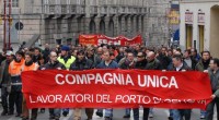 Caro Operai Contro, nell’articolo qui sotto gli operai non esistono. Tutto accade come frutto degli “investimenti”. Si decanta il trend positivo degli affari nel porto di Trieste: “Le cifre testimoniano un porto sano e in crescita”. Del lavoro e del ruolo avuto dagli operai in questa crescita non si fa alcun cenno. Sembra che il forte aumento del tonnellaggio delle merci, movimentate nei container e nello scalo ferroviario, sia avvenuto per via degli investimenti, a prescindere. Evidentemente questi giornalisti, analisti, studiosi della statistica, non intendono infastidire il sistema dei padroni. Come lui pensano che, poiché con gli investimenti ha […]