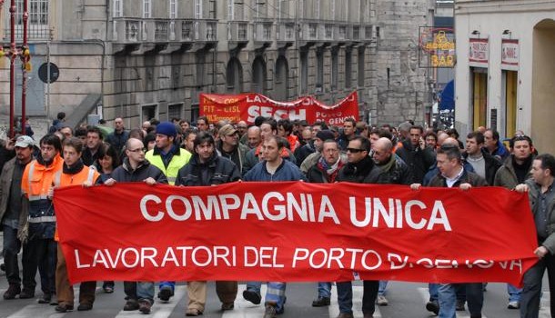 Caro Operai Contro, nell’articolo qui sotto gli operai non esistono. Tutto accade come frutto degli “investimenti”. Si decanta il trend positivo degli affari nel porto di Trieste: “Le cifre testimoniano un porto sano e in crescita”. Del lavoro e del ruolo avuto dagli operai in questa crescita non si fa alcun cenno. Sembra che il forte aumento del tonnellaggio delle merci, movimentate nei container e nello scalo ferroviario, sia avvenuto per via degli investimenti, a prescindere. Evidentemente questi giornalisti, analisti, studiosi della statistica, non intendono infastidire il sistema dei padroni. Come lui pensano che, poiché con gli investimenti ha […]
