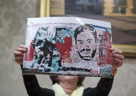 Redazione di Operai contro, Gli Stati Uniti dell’amministrazione Obama acquisirono prove che Giulio Regeni era stato rapito, torturato e ucciso dai servizi di sicurezza egiziani e avvertirono il governo Renzi. Lo rivela il New York Times. “Abbiamo trovato prove incontrovertibili sulla responsabilità di funzionari egiziani”, ha detto una fonte dell’amministrazione Obama al New York Times, secondo cui gli Stati Uniti “passarono la raccomandazione al governo Renzi”. A dire il vero non c’era bisogno dell’FBI. Al Sisi è un torturatore assassino di operai, lavoratori e oppositori della dittatura egiziana. La magistratura italiana non ha risolto nessuno degli attentati compiuti in […]