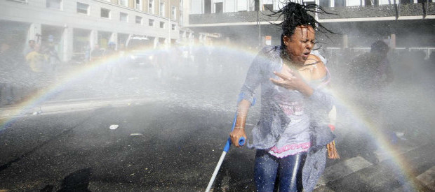  Roma, Piazza Indipendenza: il vero volto dell’accoglienza italiana Sono ormai tre anni che ascoltiamo in un crescendo incalzante la laida litania sull’impegno italiano nell’accogliere i rifugiati. Ma le bugie hanno le gambe corte, come mostrano i dati forniti da Unhcr Global Trends (vedi sotto), contenuti nell’articolo di Fabio Colombo (vedi: https://www.lenius.it/quanti-sono-i-rifugiati-in-italia-e-in-europa/), che commenta: «Nonostante sia per molti primo paese di arrivo, e nonostante i numeri siano in crescita, l’Italia rimane agli ultimi posti in Europa per incidenza dei rifugiati sulla popolazione totale (2,4 ogni mille abitanti). Immaginate di mettere in fila mille persone: solo due di esse sono […]