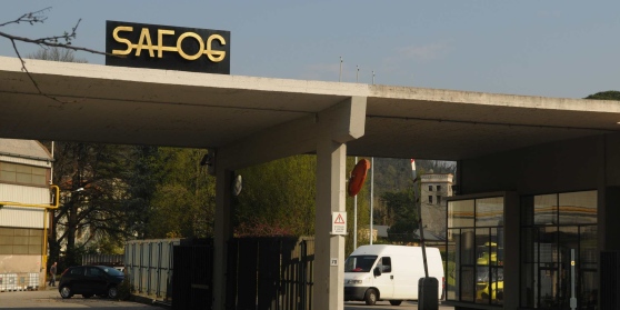 Caro Operai Contro, gli operai vengono licenziati tramite una mail. E sempre con una mail avvisati che non c’è liquidità per assicurare le paghe di luglio. Nondimeno il sindacato con una mail ha chiesto un incontro “per individuare possibili alternative” e si è messo in attesa di una risposta. Il sindaco dice “vogliamo battagliare” e promette un tavolo permanente. Se la lotta si riduce alla sola battaglia del tavolo permanente, e se questo mette le radici, c’è il rischio che gli operai ne rimangano impantanati anche in futuro. Gli operai devono imporsi col sindacalismo operaio, rompere la subalternità alla […]