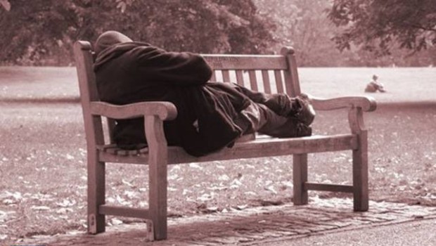 Caro Operai Contro, E’ salito a 12,2 milioni il numero di persone che nell’ultimo anno hanno rinunciato o rinviato almeno una prestazione sanitaria per ragioni economiche, ben 1,2 milioni in più rispetto all’anno precedente. Inoltre le liste di attesa sono diventate ancora più lunghe, come riportato nel rapporto Censis qui sotto. La sanità diventa sempre più un lusso che possono permessi solo i padroni e gli strati sociali agiati. Questa è una società da affossare. Saluti da una lettrice   Dal VII Rapporto Rbm-Censis Pubblicato il 31/07/2017 Continua a crescere la spesa sanitaria privata degli italiani. Nel 2016 è […]