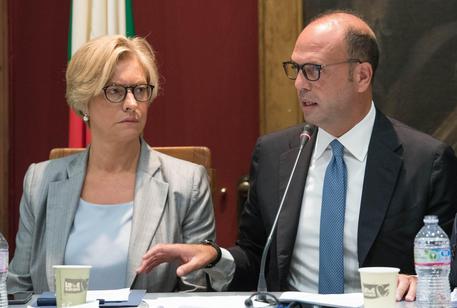 Redazione di Operai Contro, la squadra navale dell’imperialimo Italiano è in viaggio. Lo scopo è quello di difendere il petrolio dell’ENI dagli imperialisti Francesi. La scusa dei servi dei padroni italiani è una richiesta di Fayez al Sarraj Fayez al Sarraj viene presentato come primo ministro libico. In Libia non esiste un governo. Fayez al Sarraj è il capo di una banda di mercenari libici. Fayez al Sarraj come capo di una banda di mercenari libici vuole l’aiuto militare dell’Italia. L’imperialismo Francese non starà a guardare Un lettore