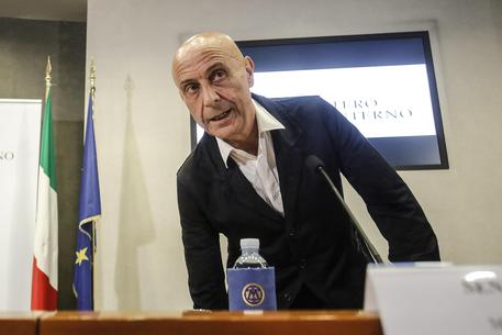 Redazione di Operai Contro, Minniti il mazziere si diverte. Dopo aver fatto manganellare i profughi di Roma.Ha partorito una nuova geniale idea. Utilizzare i beni confiscati alla criminalità organizzata. E’ una delle ipotesi più concrete allo studio per le linee guida sugli sgomberi degli edifici occupati di cui si discuterà domani al Viminale in una riunione con il ministro dell’Interno, Marco Minniti. La direttiva punta a coinvolgere e responsabilizzare prefetti e sindaci, ma si valuta anche di coinvolgere il sociale, non solo attraverso gli organi delle amministrazioni comunali deputati a questo settore, ma anche tramite associazione qualificate. Le linee […]