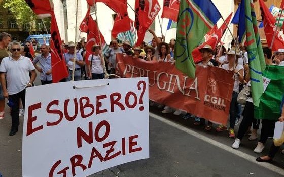 Con una nota della rappresentanza sindacale unitaria, i lavoratori di Ast, le acciaierie di Terni, esprimono la propria solidarietà a quelli della Perugina, impegnati in una dura vertenza in difesa di 340 posti di lavoro. “Le Rsu e i lavoratori di Ast – si legge nella nota – esprimono la massima solidarietà e vicinanza ai lavoratori della Perugina impegnati nell’attuale vertenza con la multinazionale Nestlé. Le Rsu di Ast condividono le richieste delle Rsu Perugina alla multinazionale, affinché rispetti gli impegni assunti e il ritiro dei 340 esuberi”. “Le Rsu di Ast – continua la nota – si uniscono al comune appello per […]