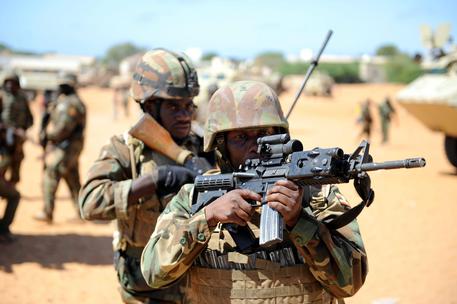   Redazione di operai Contro, I marines USA sono impegnati in Somalia a sostenere militarmente un mafioso locale che ha preso il nome di Presidente della Somalia. Mercenari somali e corpi speciali statunitensi hanno condotto ieri un blitz mirato in Somalia in quello che credevano fosse un campo di addestramento dei terroristi islamici Al Shabaab, ma che invece era una tranquilla fattoria, uccidendo a sangue freddo almeno 10 civili, fra cui tre bambini.     La strage è avvenuta nel villaggio di Barire, nella provincia di Lower Shabelle, nel sud della Somalia. Secondo il governatore provinciale, i contadini sono stati […]