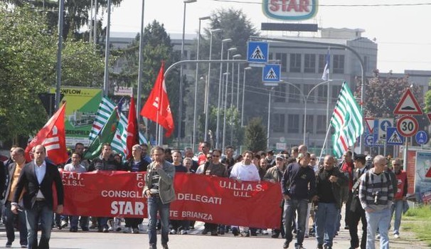 Alla Star, 3 anni è la durata di un direttore di stabilimento che si susseguono da almeno 15 anni, ognuno ha un compito: chi riduce, chi esternalizza chi vende, chi sposta chi taglia. L’ultimo boia ci lascerà a fine mese, nella sua scia uno stabilimento diviso dalla parte commerciale spostata a Milano e con la parte produttiva ad Agrate Brianza, che ormai conta 200 lavoratori, 60 persone in meno rispetto a 2 anni fa, con 110 operai, 80 diretti, 30 indiretti, 60 impiegati circa, 20 fra laboratorio e R&D e il resto personale vario. Gli ultimi avvenimenti da quel […]