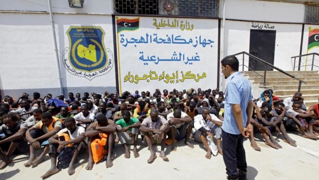 Redazione di Operai Contro, Nessuno parla più della flotta dell’imprialismo italiano partita alla volta di Tripoli. Tuttti i politici lodano l’effficenza di Minniti e la sua guerra ai migranti. Si innalzano odi alla decisione di imporre polizia armata sulle navi delle ONG e si racconta la barzelletta che grazie al ministro dei campi di concentramento è diminuito il numero dei migranti. Le bande navali di nercenari libici soprannominati “guardia costiera libica” bloccano e arrestano qualche barcone di migranti che vengono portati nel vecchio campo di concentramento fascista di Tagiura. Vi invio la cronaca della Stampa Un lettore domenico quirico […]