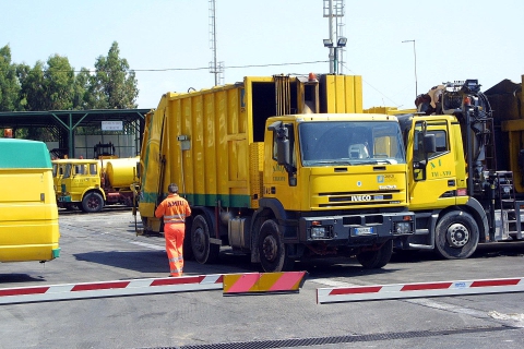 Redazione di Operai Contro. l’amministrazione comunale è in piena rivoluzione culturale. Amministratore unico o consiglio d’amministrazione, questo è il problema? L’assegnazione di più poltrone nell’ambito delle aziende avrebbe il vantaggio di consentire all’Amministrazione Melucci, insiediatasi dal 29 giugno scorso, di trovare anche i giusti equilibri politici tra gli alleati che fanno parte della maggioranza consiliare. Di questo, ovvero del dualismo tra nomina di un amministratore unico o del consiglio d’amministrazione, dovrà occuparsi il sindaco Melucci d’intesa, probabilmente, con l’assessore alle Partecipate, Massimiliano Motolese. I magna-magna politici all’assalto delle poltrone Al sindaco e a tutti i partiti del comune, non […]