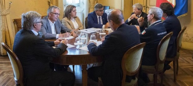 Caro Operai Contro, il governo Gentiloni ha proclamato 3 giorni di propaganda, in occasione del primo anniversario del terremoto nelle Marche. La maggior parte dei terremotati alla stregua di sfollati, sta ancora aspettando una degna sistemazione. Si trova invece una immutata realtà fatta di macerie, container, dimore precarie, promesse e poi ancora promesse e macerie. Intere famiglie disgregate sul territorio, non hanno neanche modo di replicare alla propaganda di Gentiloni come si meriterebbe. Oggi vivono ancora nelle baracche i superstiti del terremoto nel 1968 nel Belice in Sicilia. Sono passati 49 anni. Anche allora il governo diceva, prometteva, prometteva. […]