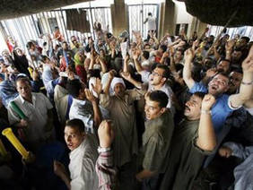 Di proprietà dello stato egiziano Mahalla Misr filatura e tessitura dipendenti della società in oltre 6.000 lavoratori del settore tessile di ieri (7 agosto) ha avviato un’azione di lasciare la fabbrica per fermare la produzione. I lavoratori sono pagati il ​​10 per cento dei diritti al premio e chiedono il pagamento di ritardo fatto. I lavoratori non avrebbero lasciato la fabbrica fino a quando le richieste non saranno accolte e dicono che inizierà la produzione. I lavoratori di fronte alle azioni che la polizia accumulo città, mentre la città mantenuto gli ingressi e le uscite previste. I poliziotti stanno […]