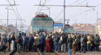 Caro Operai Contro, i pendolari lombardi ogni giorno rischiano la vita sui treni senza aria condizionata, con temperature a 50 gradi. Bisognerebbe far salire su questi treni il presidente della regione Lombardia Maroni, sempre pronto a sproloquiare sull’ “eccellenza” lombarda. Ho proposto al Comitato pendolari di organizzare lo sciopero dei biglietti e degli abbonamenti, oltre al l’occupazione dei binari in qualche stazione o importante snodo ferroviario. Invio questa notizia a Operai Contro con la richiesta di pubblicarla, per allargare la possibilità di contatti e di adesioni alle iniziative di lotta dei pendolari. Saluti da un pendolare   Allego un […]
