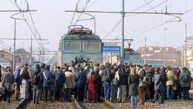 Caro Operai Contro, i pendolari lombardi ogni giorno rischiano la vita sui treni senza aria condizionata, con temperature a 50 gradi. Bisognerebbe far salire su questi treni il presidente della regione Lombardia Maroni, sempre pronto a sproloquiare sull’ “eccellenza” lombarda. Ho proposto al Comitato pendolari di organizzare lo sciopero dei biglietti e degli abbonamenti, oltre al l’occupazione dei binari in qualche stazione o importante snodo ferroviario. Invio questa notizia a Operai Contro con la richiesta di pubblicarla, per allargare la possibilità di contatti e di adesioni alle iniziative di lotta dei pendolari. Saluti da un pendolare   Allego un […]