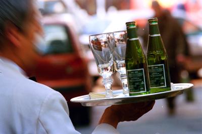 Caro Operai Contro la quota di lavoratori costretti a lavorare in nero, nel turismo è salita al 60%, a fronte di una crescita del 10% dei lavoratori stagionali e del 5% nelle grandi strutture, alberghi e villaggi vacanze. Grazie Renzi, così anche nei servizi si realizza il tuo doppio obiettivo del Jobs act: i nuovi assunti usa e getta hanno spinto, loro malgrado, ancora più in basso il sottobosco del lavoro illegale e precario. Renzi stai tranquillo, gli operai non se ne dimenticano. Saluti da un operaio precario dei servizi   Spedisco un articolo da Adenkronos Crescono i lavoratori […]