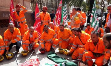 Caro Operai Contro, ancora una volta gli operai costretti a un’azione estrema. Stavolta sono i minatori, occupano un sotterraneo a 180 metri. Ancora una volta perché nella società dei padroni, se gli operai non si fanno sentire, possono anche morire. La lotta fa anche “scoprire” a tanti altri operai di essere nelle analoghe situazioni, li spinge all’idea di collegarsi fra di loro e con quanti si sono già messi sulla strada del partito operaio. Ogni lotta è bene che si sappia in giro. Può dare coraggio agli operai che la crisi ha isolato anche con accordi sindacali, che hanno […]