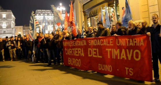 Caro Operai Contro, per 2700 operai (oltre 200 precari) in 4 fabbriche nell’area triestina, la Burgo, la Ferriera, la Flex e la Wärtsilä, il sindacato si limita a constatare che monta la preoccupazione. 90 operai sono già stati cacciati come esuberi. Dalle dichiarazione dei sindacalisti emerge che nella prospettiva migliore, per alcuni operai in contratto di solidarietà si arriverebbe a salario zero. Finora si è vista la solita routine di incontri: con i padroni, con la Regione, col Ministero a Roma e poi un altro giro e via di seguito. Al rientro dalle ferie gli operai si ritrovano con […]