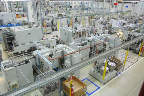 Redazione di Operai Contro, i padroni della Bosch sono spietati nei confronti dei 1890 operai di Bari. – 500 licenziamenti  oppure, forse,suggerisce l’altro gangster del PD Emiliano – riduzione dell’orario di lavoro da 40 ore a 35, con la riduzione del salario  Si tratterebbe di un contratto pilota su cui però hanno già messo gli occhi decine di imprese: un nuovo strumento per gestire le ristrutturazioni ai tempi del Jobs act. Tradotto: non ci sono più gli ammortizzatori sociali – la cassa integrazione è stata ridotta di durate e di importo e disincentivata (alle imprese costa di più) – […]