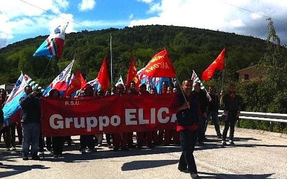 Redazione di Operai Contro,  Elica, l’azienda di Fabriano (Ancona), leader mondiale nel settore delle cappe da cucina, interessata da un piano industriale triennale che prevede 165 esuberi.  Rsu del gruppo e Fim Cisl, Fiom Cgil, Uilm Uil provinciali, hanno trovato un accordo riguardo gli esuberi, il numero dovrebbe diminuire  (l’accordo dovrebbe prevederne circa 60),  Chi saranno i 60 licenziati? Tireranno a sorte? Oppure padrone e sindacati chiederanno gli autolicenziamenti? Operai, una volta siglato l’accordo, i sindacati faranno il solito referendum Operai votiamo No all’accordo Operai nessuno deve essere licenziato Un operaio.