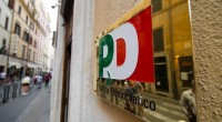 Redazione di Operai Contro, la guerra elettorale è iniziata. I padroni chiamano tutte le loro forze nella battaglia elettorale Partiti contro partiti democratici contro fascisti, fascisti contro democratici Magistrati contro magistrati Carabinieri contro esercito e servizi segreti televisoni e giornali contro televisoni e giornali E’ in gioco il potere per l’egemonia sulla macchina statale Per noi operai questo è un’altro momento in cui organizzare il nostro Esercito e il nostro Partito Alle elezioni democratiche partecipano i padroni e le loro famiglie. I politici e le loro famiglie. Le forze armate dei padroni e le loro famiglie. Non vanno oltre […]