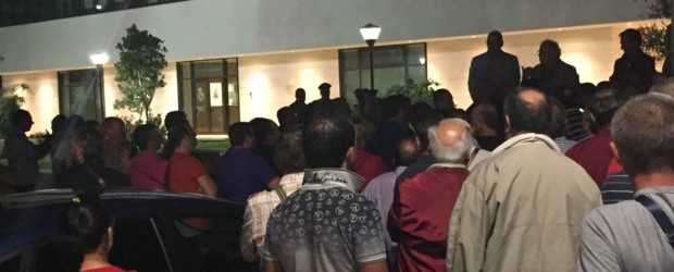 Redazione di Operai Contro, A San Ferdinando di Puglia è proseguito  con lo sclopero del 20 lo stato di agitazione dei braccianti contro i salari cosiddetti di piazza che tendono addirittura al ribasso. Lo sciopero prosegue anche oggi 21 settembre.   Nelle scorse ore la vertenza dei lavoratori agricoli è stata al centro di un tavolo che si è svolto a Palazzo di Città su richiesta della Flai Cgil Bat alla presenza del sindaco Salvatore Puttilli, dell’assessore alle attività produttive, Giacomo Demichele e dei rappresentanti di quasi tutte le aziende ortofrutticole del comune. Per i sindacati c’erano i responsabili […]