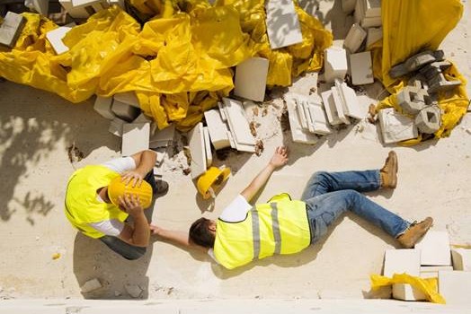 Caro Operai Contro, ieri mentre pubblicavi della mattanza di operai sul lavoro, altri 3 operai morivano in altrettanti “infortuni” sul lavoro. Condivido in pieno quello che hai scritto: Difendersi attraverso una propria organizzazione politica rimane una necessità sempre più urgente! Saluti operai.   Da un articolo da La Repubblica Il braccio della gru ha ceduto e loro, due operai di 61 e 54 anni, sono stati sbalzati dal carrello precipitando per oltre 10 metri. Eugenio Viviani di Lucca e Antonio Pellegrini di Capannori sono morti nel pomeriggio in via Vittorio Veneto, a due passi da piazza San Michele, nel […]