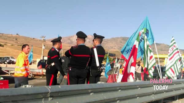 Caro Operai Contro, un centinaio di operai edili blocca la Palermo-Agrigento. L’azienda vuole licenziare la metà di loro, quindi sarebbero circa 70 i licenziamenti, senza contare quanti ne verrebbero colpiti dei 200 dell’indotto. Una protesta riuscita che ha bisogno di una adeguata continuità. Il sindacato ha chiesto di rinviare l’incontro per discutere di esuberi. Farebbe bene a dire all’azienda di rimuovere la parola esuberi dal vocabolario, e non accettare alcun tavolo per quantificare gli esuberi col padrone. Con gli incontri sugli esuberi è come se il sindacato licenziasse gli operai insieme al padrone. Saluti da Portici   Mando un […]